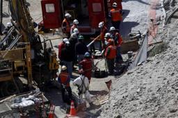 チリ北部の鉱山で地下に閉じ込められた労働者らに物資を届ける準備をする救助関係者